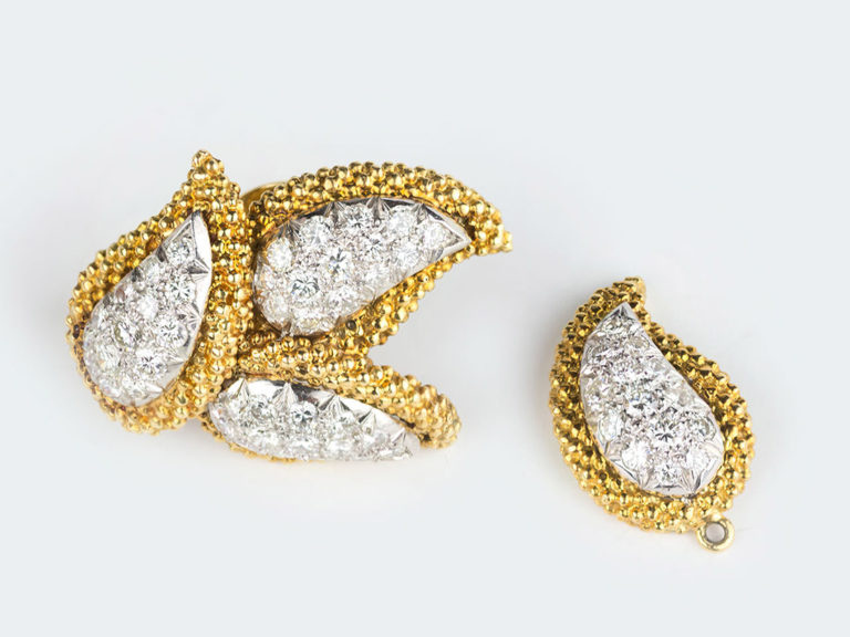 OSTIER Diamond 18k Leaf Earring - Image 6